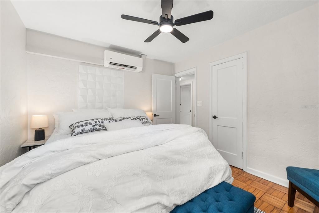For Sale: $229,000 (2 beds, 1 baths, 871 Square Feet)
