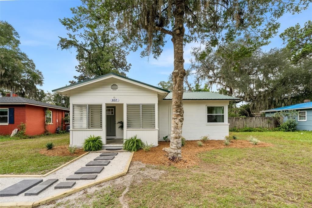For Sale: $229,000 (2 beds, 1 baths, 871 Square Feet)