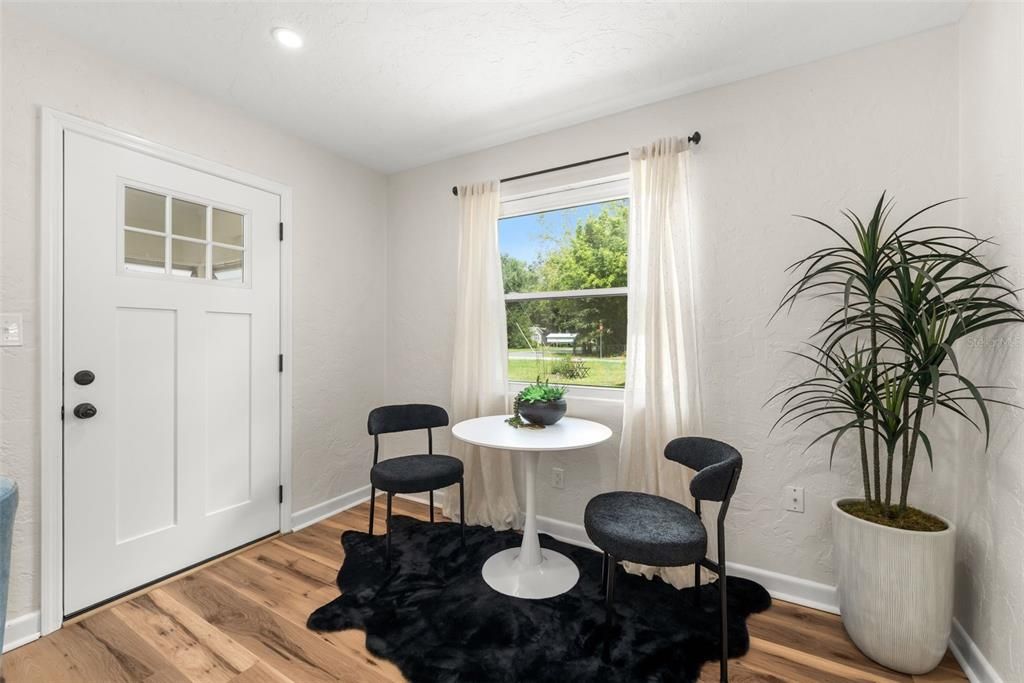 For Sale: $229,000 (2 beds, 1 baths, 871 Square Feet)