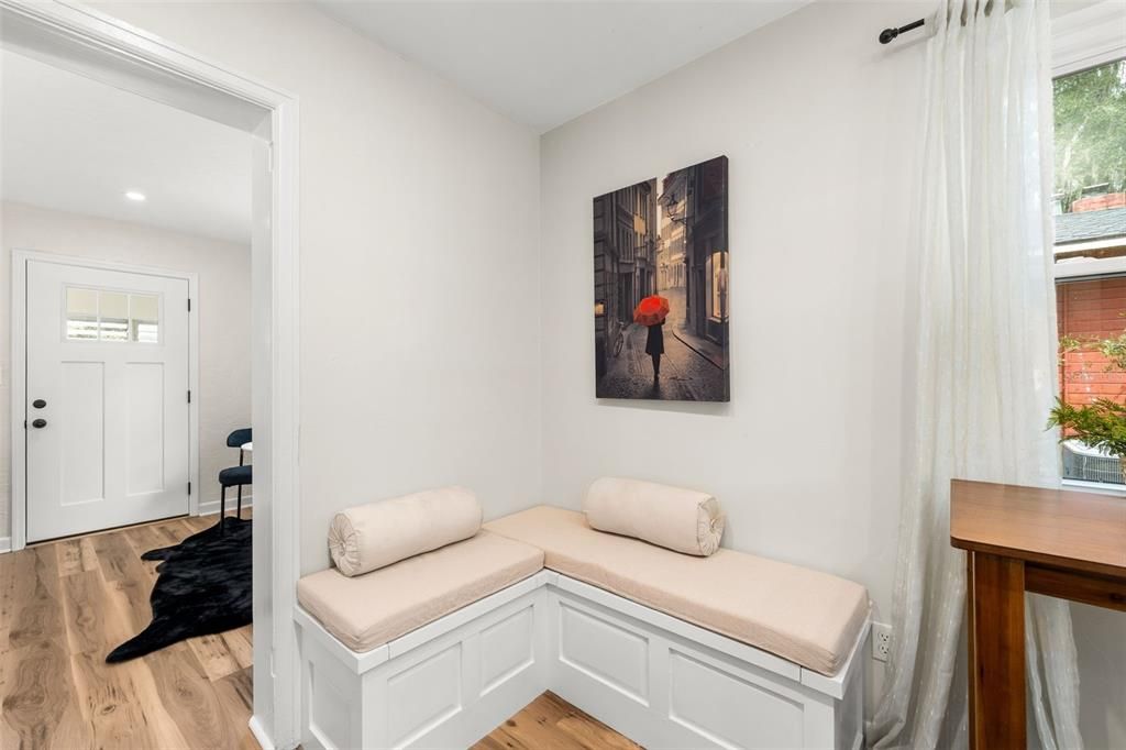 For Sale: $229,000 (2 beds, 1 baths, 871 Square Feet)