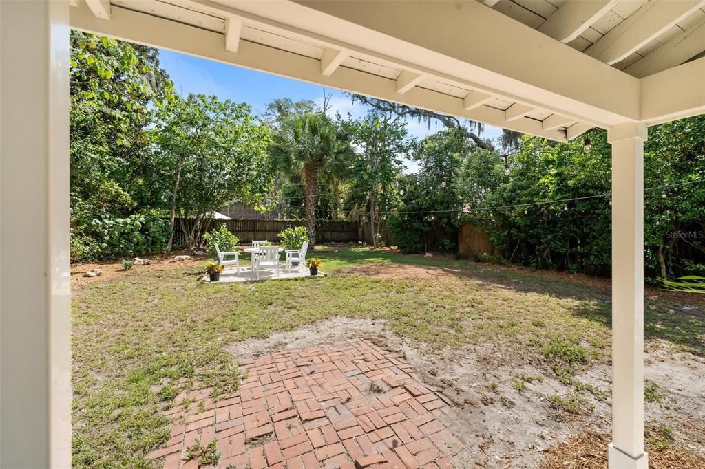 For Sale: $229,000 (2 beds, 1 baths, 871 Square Feet)