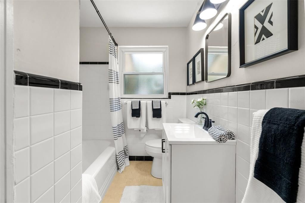 For Sale: $229,000 (2 beds, 1 baths, 871 Square Feet)