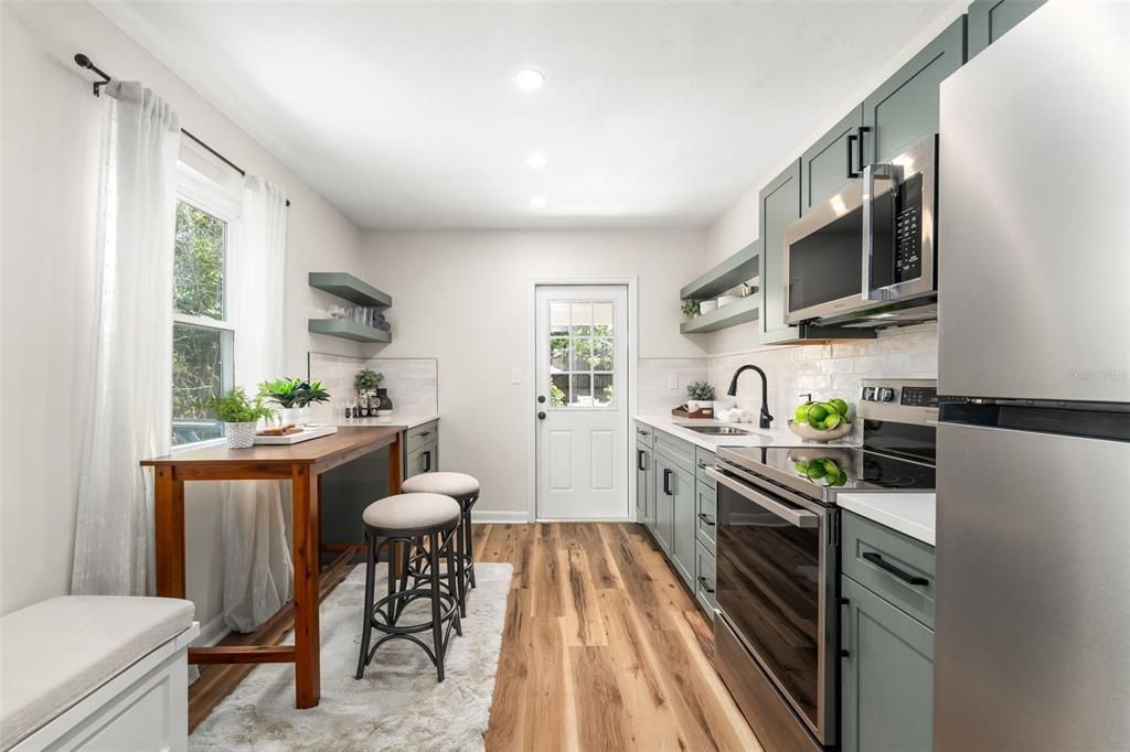 For Sale: $229,000 (2 beds, 1 baths, 871 Square Feet)