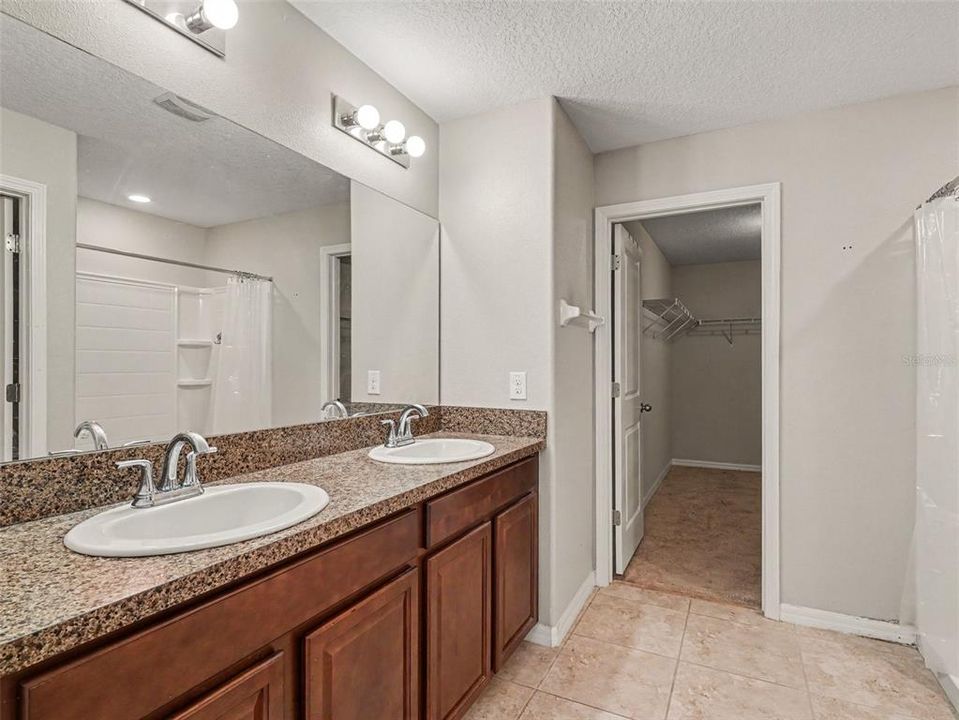 For Sale: $325,000 (4 beds, 2 baths, 2577 Square Feet)