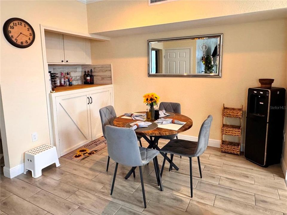 For Rent: $1,975 (1 beds, 1 baths, 904 Square Feet)