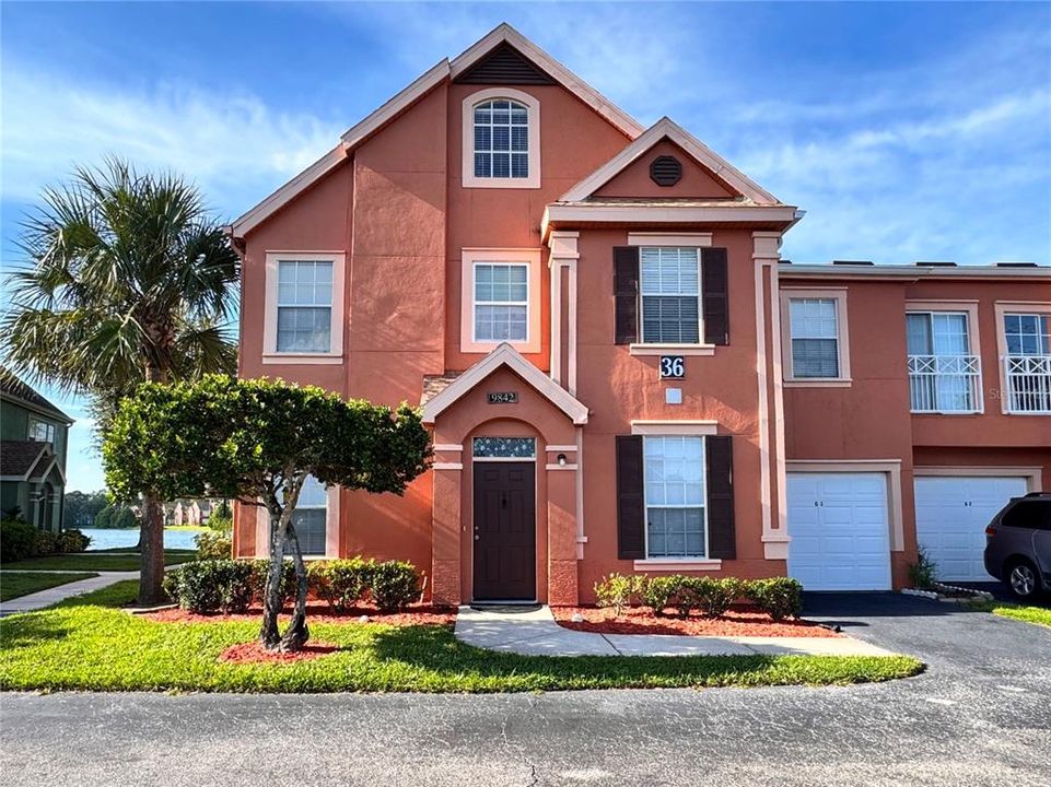 For Rent: $1,975 (1 beds, 1 baths, 904 Square Feet)