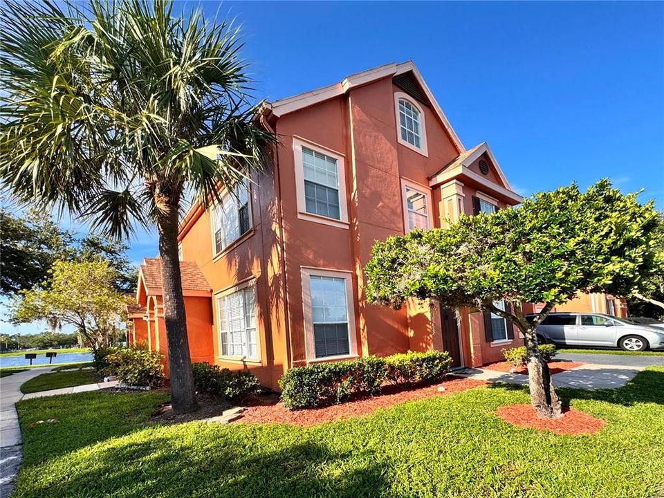 For Rent: $1,975 (1 beds, 1 baths, 904 Square Feet)