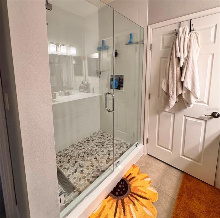 For Rent: $1,975 (1 beds, 1 baths, 904 Square Feet)