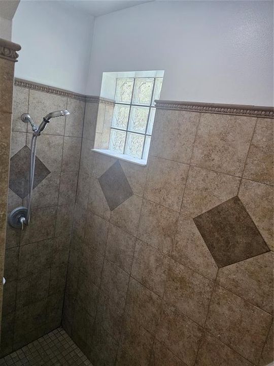 For Sale: $400,000 (3 beds, 3 baths, 2801 Square Feet)