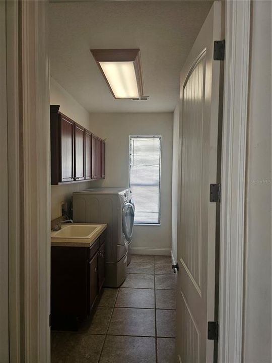 For Sale: $400,000 (3 beds, 3 baths, 2801 Square Feet)