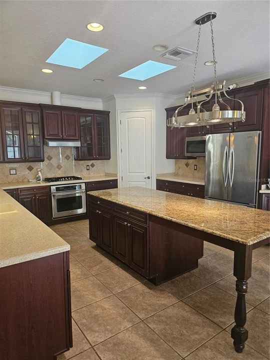 For Sale: $400,000 (3 beds, 3 baths, 2801 Square Feet)