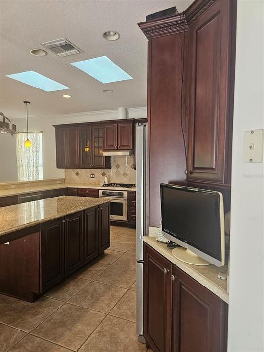 For Sale: $400,000 (3 beds, 3 baths, 2801 Square Feet)