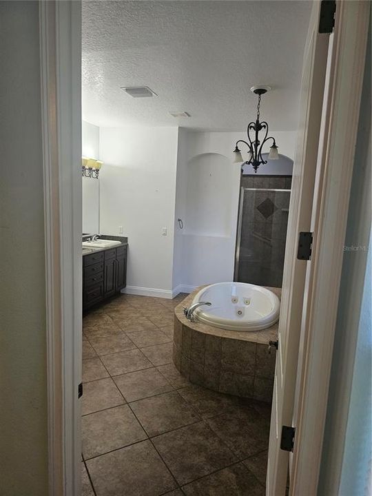 For Sale: $400,000 (3 beds, 3 baths, 2801 Square Feet)