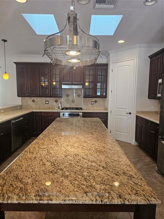 For Sale: $400,000 (3 beds, 3 baths, 2801 Square Feet)