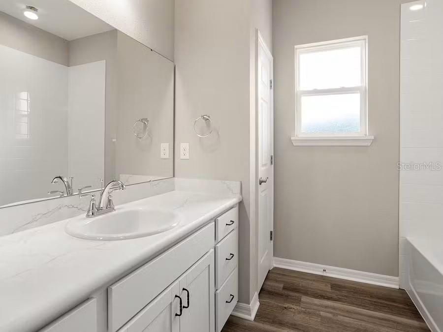 For Sale: $331,900 (2 beds, 2 baths, 1931 Square Feet)
