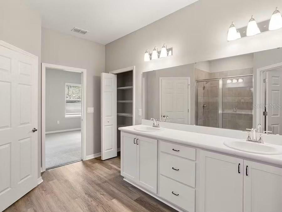 For Sale: $331,900 (2 beds, 2 baths, 1931 Square Feet)