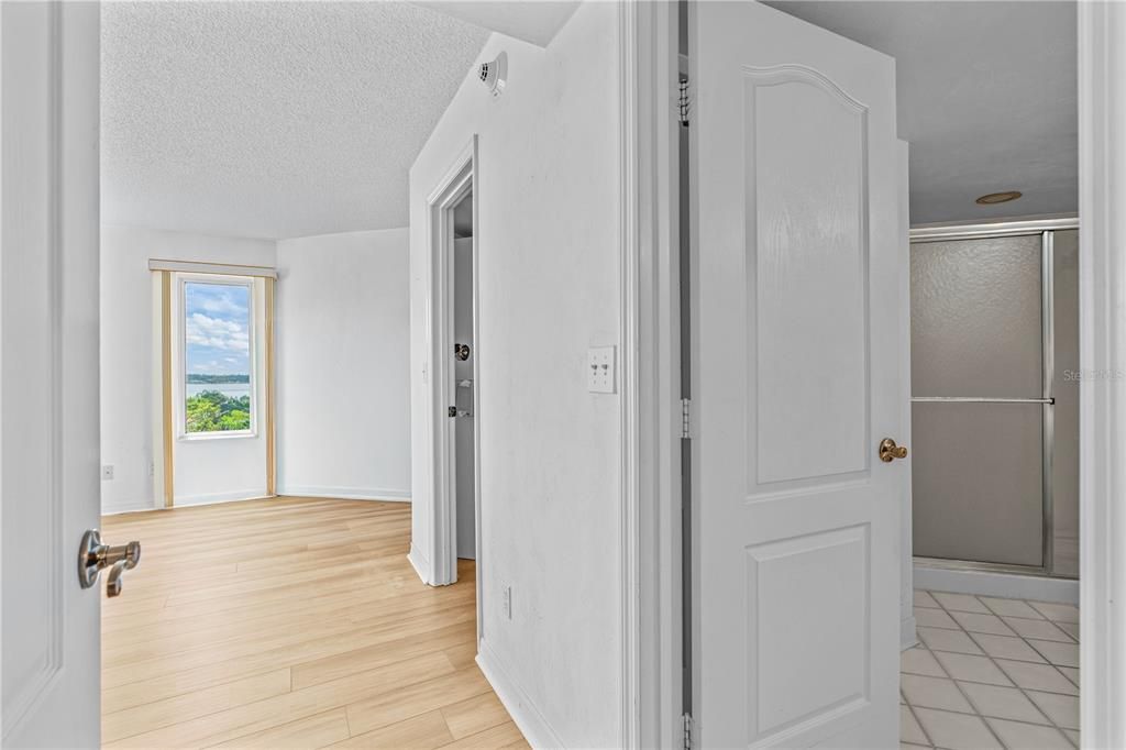 For Sale: $350,000 (3 beds, 3 baths, 1715 Square Feet)