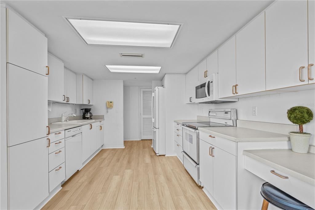 For Sale: $350,000 (3 beds, 3 baths, 1715 Square Feet)