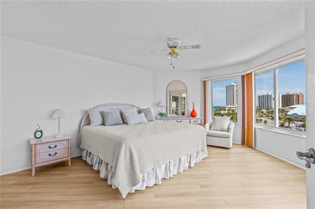 For Sale: $350,000 (3 beds, 3 baths, 1715 Square Feet)