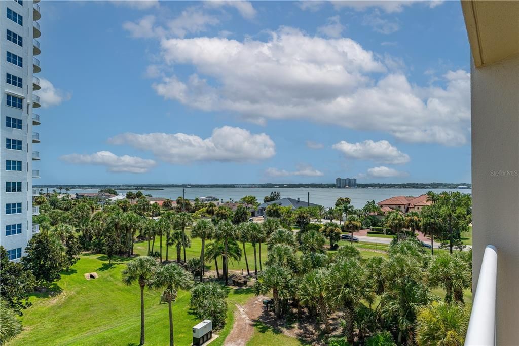 For Sale: $350,000 (3 beds, 3 baths, 1715 Square Feet)