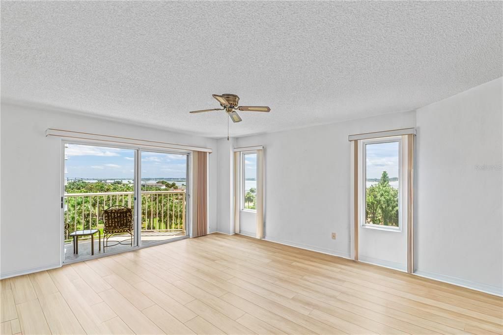 For Sale: $350,000 (3 beds, 3 baths, 1715 Square Feet)