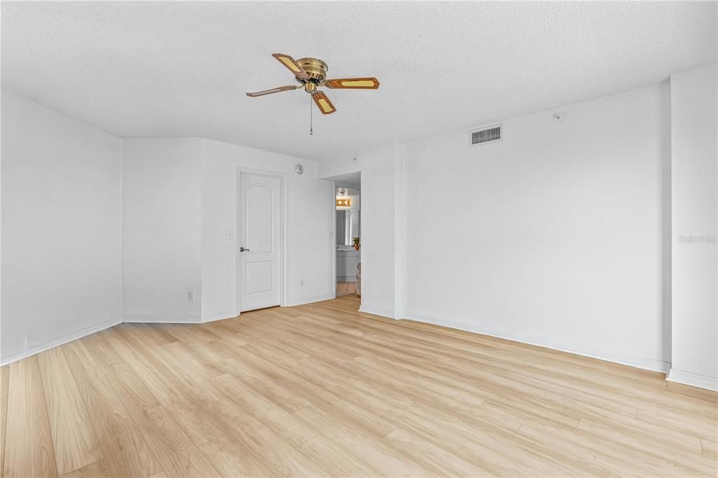 For Sale: $350,000 (3 beds, 3 baths, 1715 Square Feet)