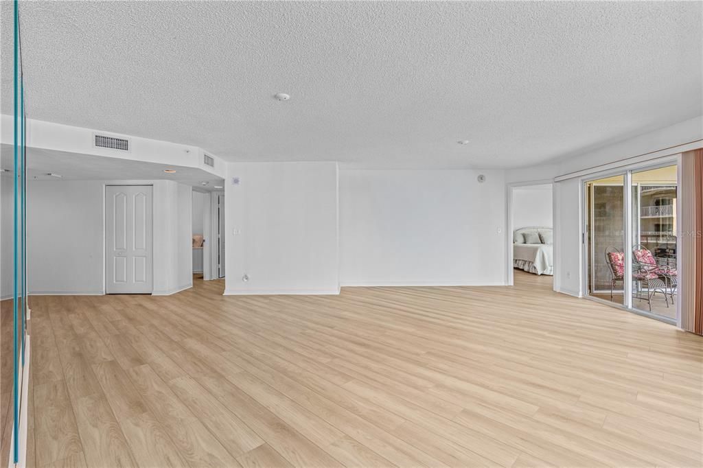 For Sale: $350,000 (3 beds, 3 baths, 1715 Square Feet)