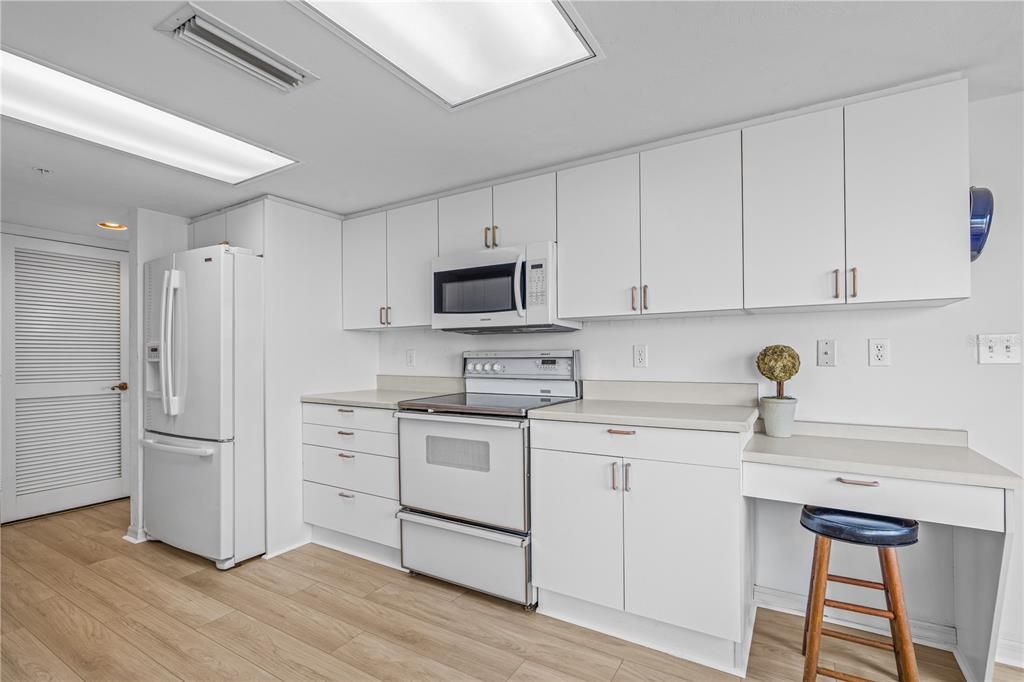 For Sale: $350,000 (3 beds, 3 baths, 1715 Square Feet)
