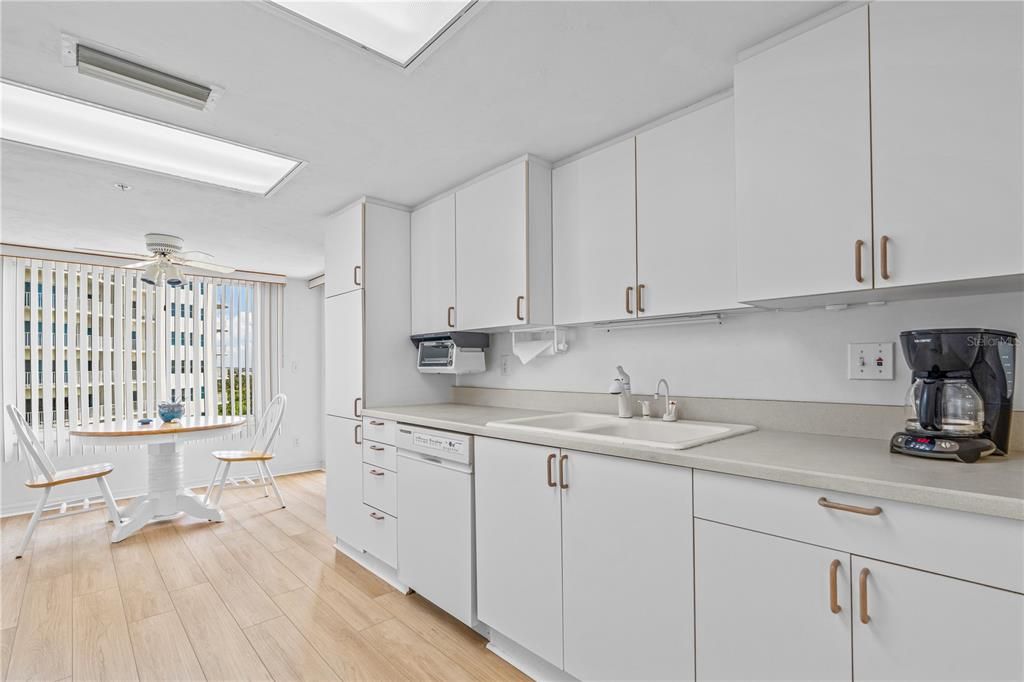 For Sale: $350,000 (3 beds, 3 baths, 1715 Square Feet)