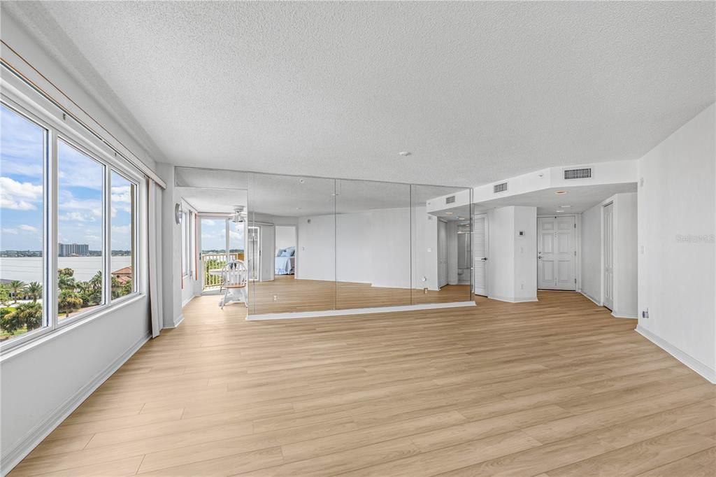 For Sale: $350,000 (3 beds, 3 baths, 1715 Square Feet)