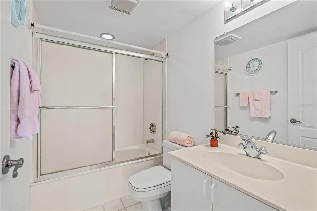 For Sale: $350,000 (3 beds, 3 baths, 1715 Square Feet)