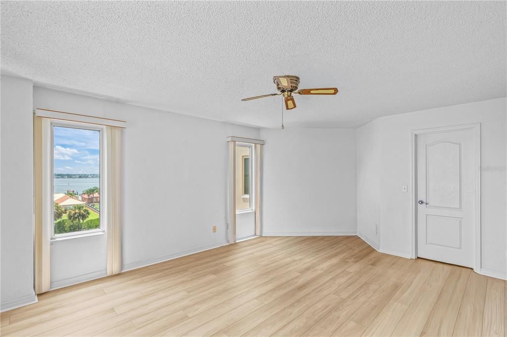 For Sale: $350,000 (3 beds, 3 baths, 1715 Square Feet)
