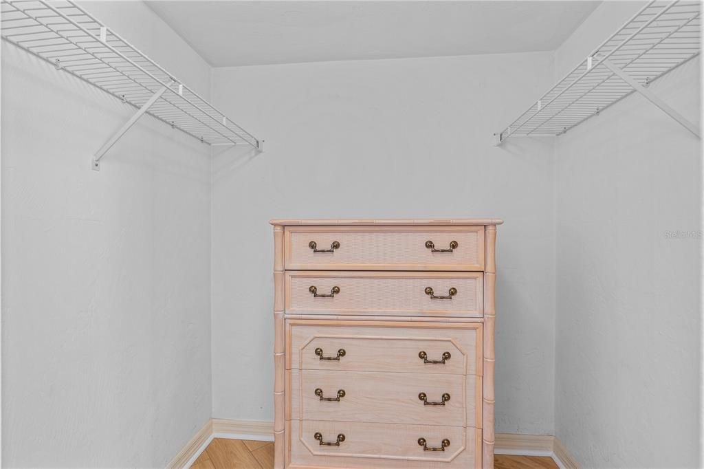 For Sale: $350,000 (3 beds, 3 baths, 1715 Square Feet)