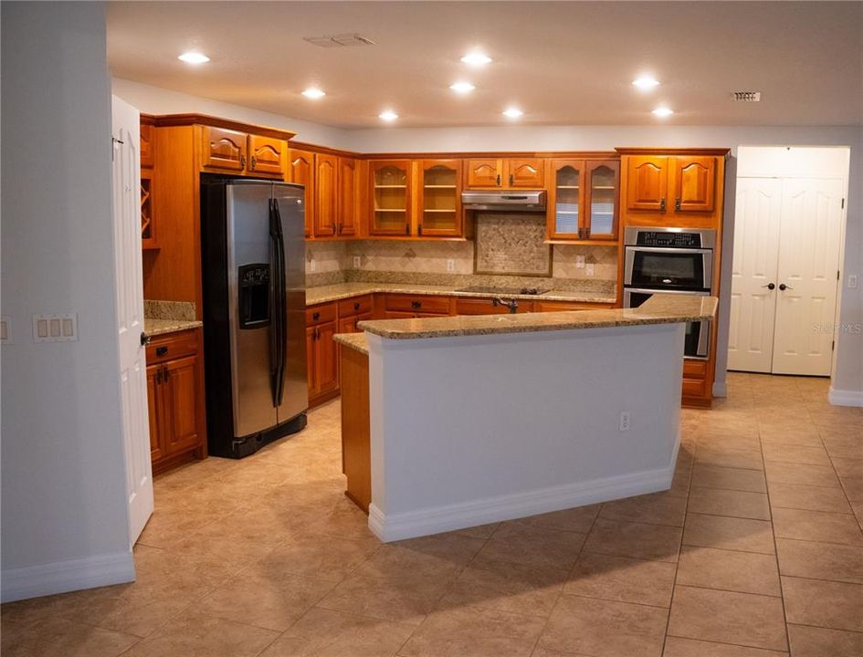 For Rent: $3,100 (3 beds, 2 baths, 2560 Square Feet)