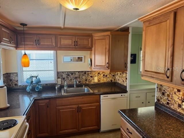 For Sale: $137,900 (2 beds, 1 baths, 624 Square Feet)