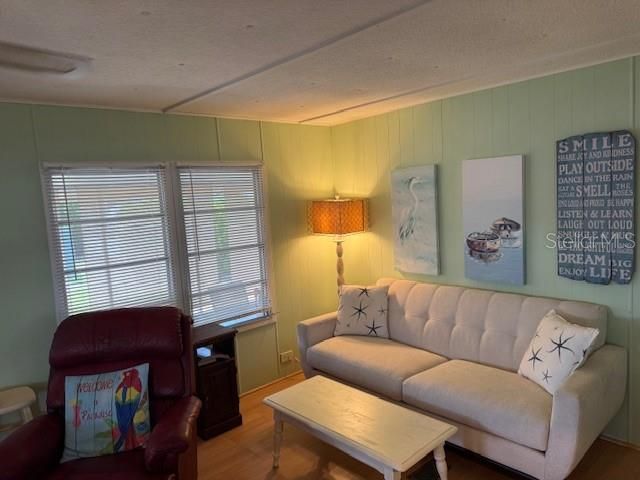 For Sale: $137,900 (2 beds, 1 baths, 624 Square Feet)