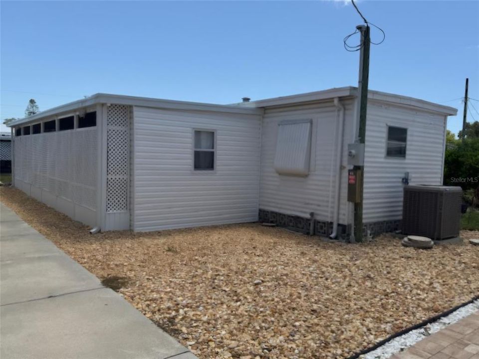For Sale: $137,900 (2 beds, 1 baths, 624 Square Feet)