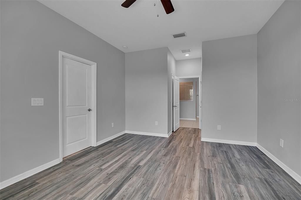 For Sale: $389,900 (4 beds, 2 baths, 2004 Square Feet)