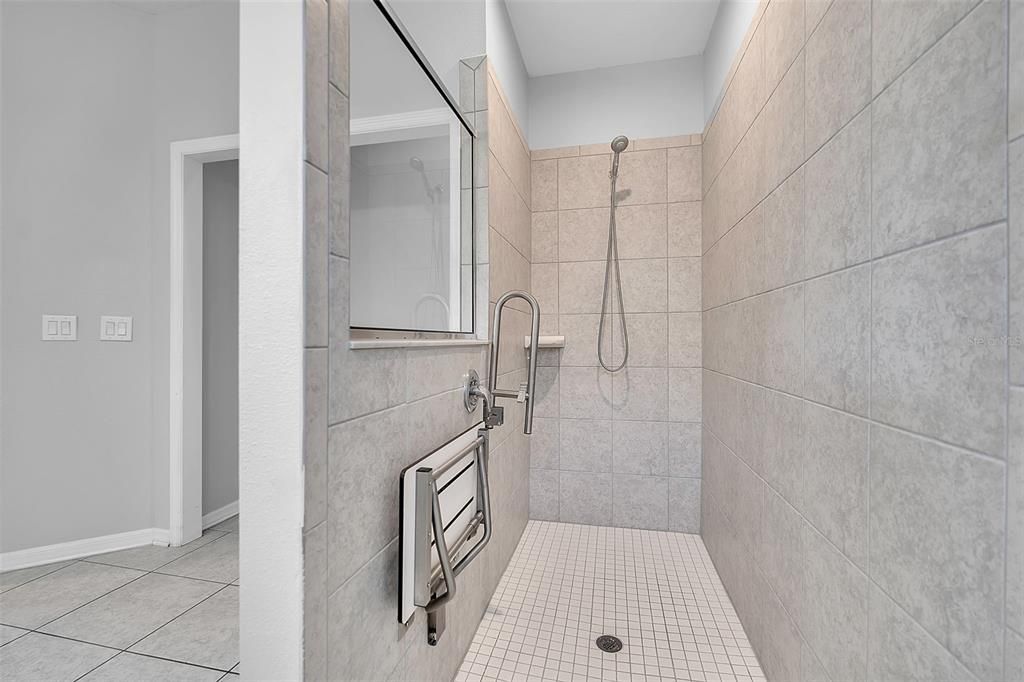 For Sale: $389,900 (4 beds, 2 baths, 2004 Square Feet)