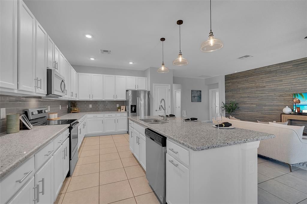 For Sale: $389,900 (4 beds, 2 baths, 2004 Square Feet)