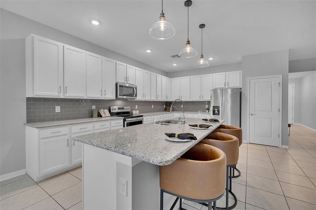 For Sale: $389,900 (4 beds, 2 baths, 2004 Square Feet)