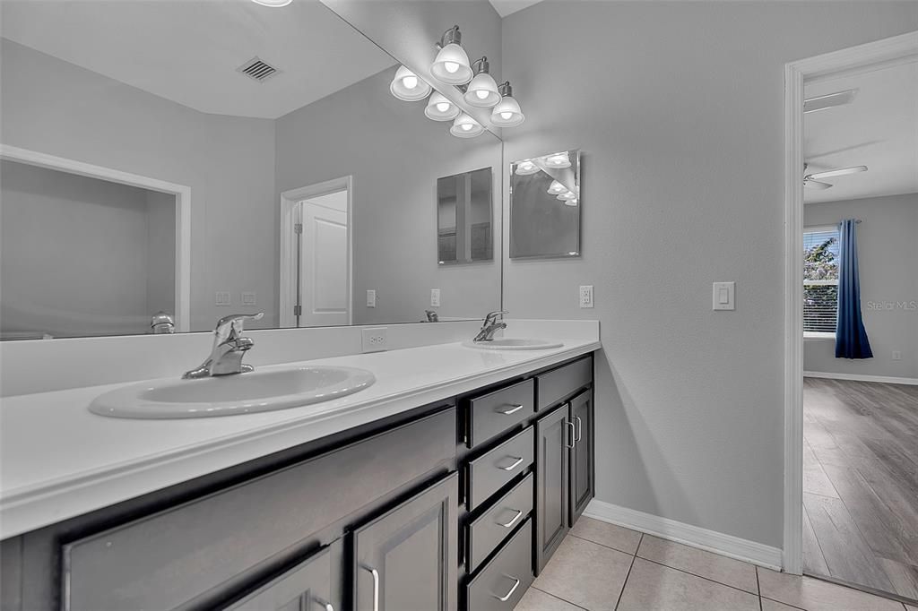 For Sale: $389,900 (4 beds, 2 baths, 2004 Square Feet)