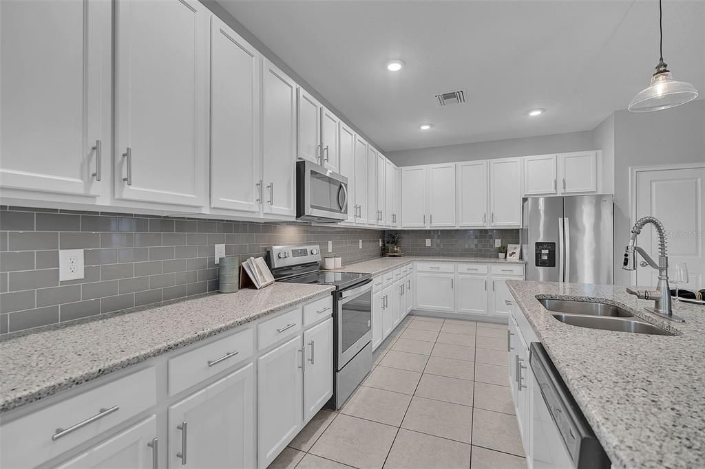 For Sale: $389,900 (4 beds, 2 baths, 2004 Square Feet)