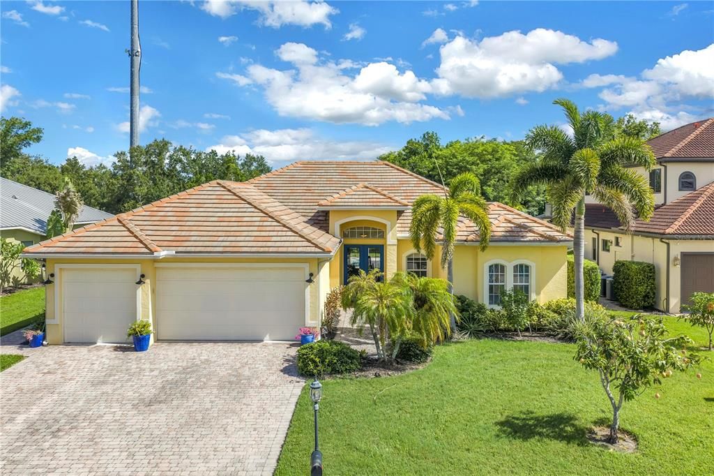 For Sale: $719,900 (3 beds, 2 baths, 2594 Square Feet)