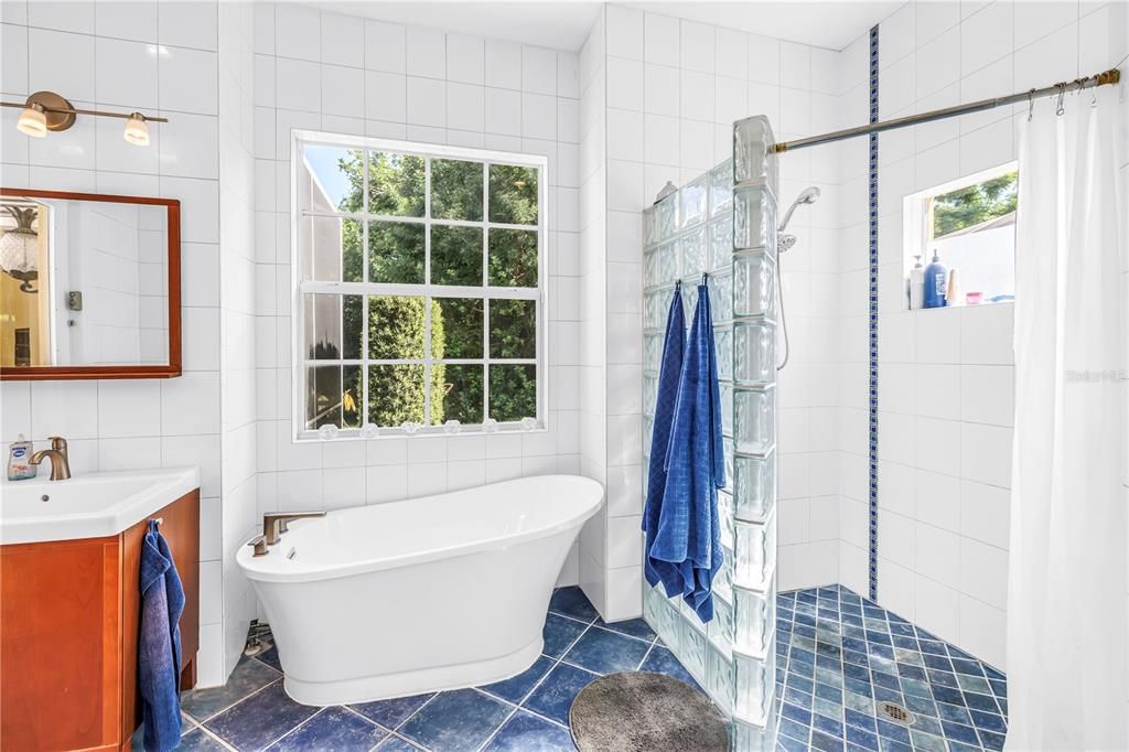 For Sale: $719,900 (3 beds, 2 baths, 2594 Square Feet)