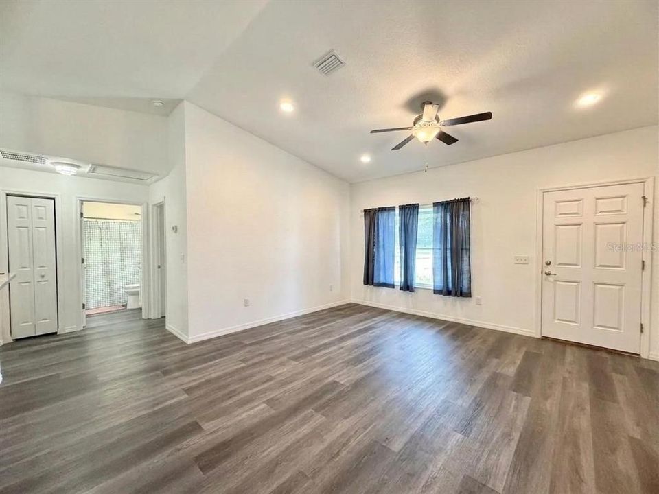 For Sale: $242,500 (3 beds, 2 baths, 1319 Square Feet)