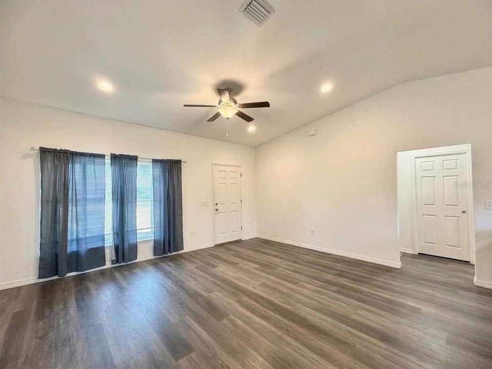 For Sale: $242,500 (3 beds, 2 baths, 1319 Square Feet)