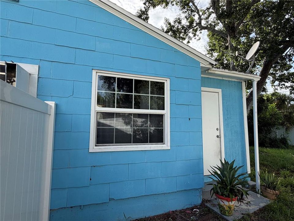For Sale: $210,000 (2 beds, 1 baths, 720 Square Feet)