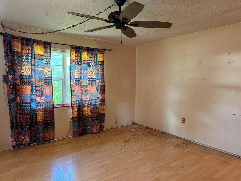 For Sale: $210,000 (2 beds, 1 baths, 720 Square Feet)