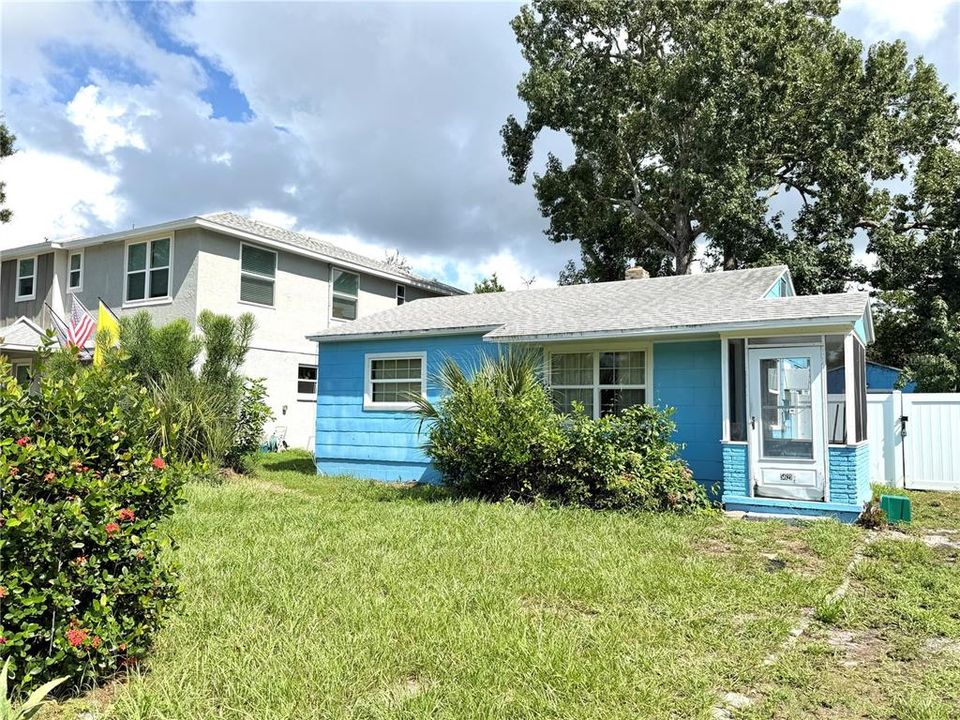 For Sale: $210,000 (2 beds, 1 baths, 720 Square Feet)